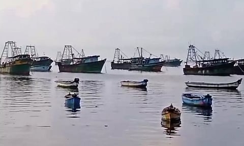 காற்றழுத்த தாழ்வு மண்டலம் உருவானதால் புதுக்கோட்டை மீனவர்கள் கடலுக்கு செல்ல தடை