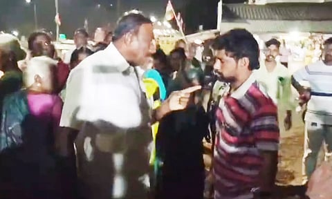 எங்கள் பகுதிக்கு என்ன செய்தீர்கள்?- ஜோதிமணி எம்.பி.யிடம் கேள்வி கேட்ட வாலிபர் விரட்டியடிப்பு