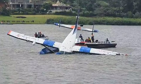 இலங்கை: ஏரியில் விழுந்து விமானம் விபத்து - அதிர்ச்சி வீடியோ