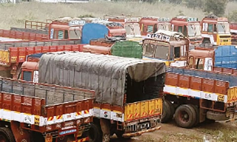 தகுதி சான்றிதழை புதுப்பிக்க கட்டணம் உயர்வு - தமிழகத்தில் 30 ஆயிரம் லாரிகள் நிறுத்தம்