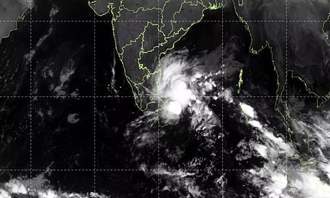 இன்று மாலை கரையை கடக்கும் ஆழ்ந்த காற்றழுத்த தாழ்வு மண்டலம் - 2 மாவட்டங்களுக்கு ஆரஞ்சு அலர்ட்