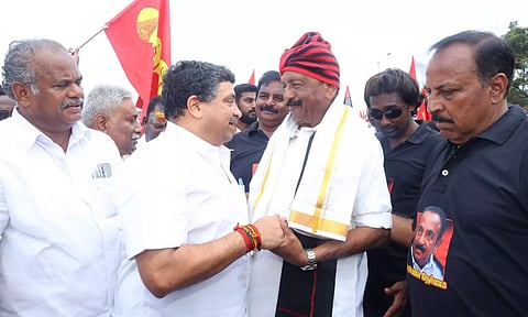 மதுரையில் சமத்துவ நடைபயணம்- வைகோவை வரவேற்ற அமைச்சர் பி.டி.ஆர். பழனிவேல் தியாகராஜன்