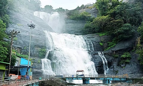 குற்றாலம் மெயின் அருவியில் வெள்ளப்பெருக்கு- சுற்றுலா பயணிகள் குளிக்க தடை