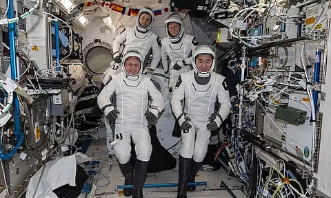 மருத்துவ காரணங்களுக்காக 4 விண்வெளி வீரர்கள் அவசரமாக பூமிக்கு திரும்பினர்