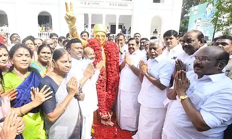 109-வது பிறந்தநாள்: எம்.ஜி.ஆர். சிலைக்கு எடப்பாடி பழனிசாமி மாலை அணிவித்து மரியாதை