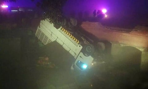 எமனாக மாறிய பனி மூட்டம்: பாலத்தில் இருந்து லாரி கவிழ்ந்து 14 பேர் உயிரிழப்பு