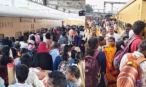 பொங்கல் பண்டிகை விடுமுறை இன்றுடன் நிறைவு: பஸ்-ரெயில் நிலையங்களில் அலைமோதிய பயணிகள் கூட்டம்