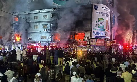 VIDEO: பாகிஸ்தான் வணிக வளாகத்தில் பயங்கர தீ விபத்து.. தீயணைப்பு வீரர் உட்பட 6 பேர் பலி