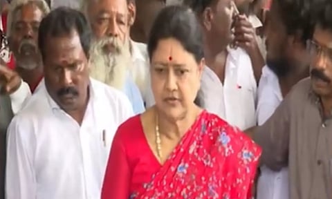 திமுக ஆட்சியை வீட்டுக்கு அனுப்ப புதிய வியூகங்களை வகுத்துக்கொண்டு இருக்கிறேன்- சசிகலா