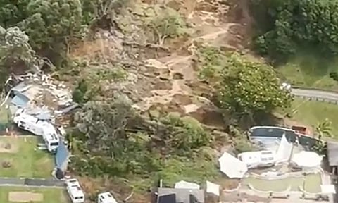 நியூசிலாந்து மலையடிவாரத்தில் பயங்கர நிலச்சரிவு.. மண்ணில் புதைந்த சுற்றுலா முகாம்கள் - பலர் மாயம்