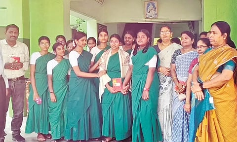 மாணவி வைகயோஷனாவுக்கு பள்ளி சார்பில் பொன்னாடை அணிவித்து பாராட்டு தெரிவிக்கப்பட்டது.