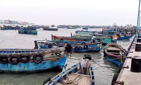 பலத்த சூறைக்காற்று - ராமேசுவரம் மீனவர்கள் மீன்பிடிக்க செல்ல தடை