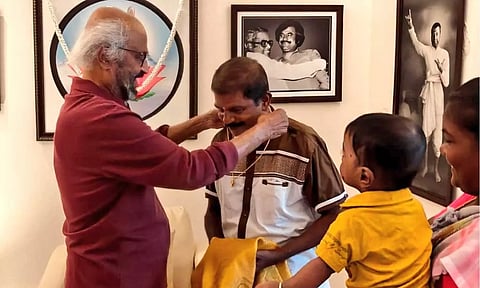 மதுரையில் 5 ரூபாய்க்கு பரோட்டா விற்பனை செய்து வரும் ரசிகரை நேரில் அழைத்து பாராட்டிய ரஜினி