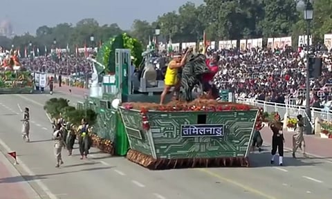 டெல்லியில் ஜல்லிக்கட்டு காளையுடன் அணிவகுத்து வந்த தமிழக அரசின் வாகனம்