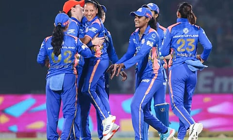 மகளிர் பிரீமியர் லீக்: கெத்து காட்டிய மும்பை இந்தியன்ஸ்.. 15 ரன்கள் வித்தியாசத்தில் ஆர்சிபி தோல்வி