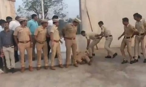 குடியரசு தின விழாவில் மாரடைப்பால் சரிந்து போலீஸ் அதிகாரி உயிரிழப்பு - அதிர்ச்சி வீடியோ