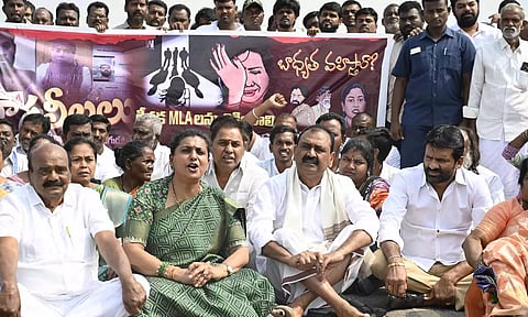 பெண் பாலியல் புகார்- எம்.எல்.ஏ., மீது நடவடிக்கை கோரி ரோஜா போராட்டம்