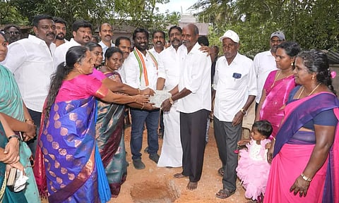 கப்பியறை பேரூராட்சியில் புதிய அங்கன்வாடி கட்டிடம் கட்ட ரூ.15 லட்சம் ஒதுக்கீடு - அடிக்கல் நாட்டினார் விஜய்வசந்த் எம்.பி.