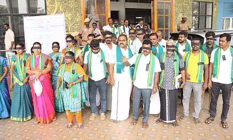 கைதானவர்களை விடுதலை செய்யக்கோரி கண்ணில் கருப்பு துணி கட்டி விவசாயிகள் போராட்டம்