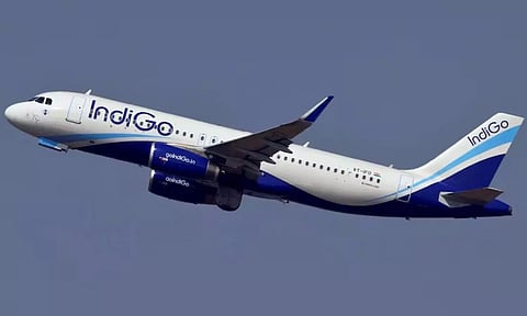 நடுவானில் வெடிகுண்டு மிரட்டல்.. அகமதாபாத்தில் அவசரமாக தரையிறங்கிய இண்டிகோ விமானம்