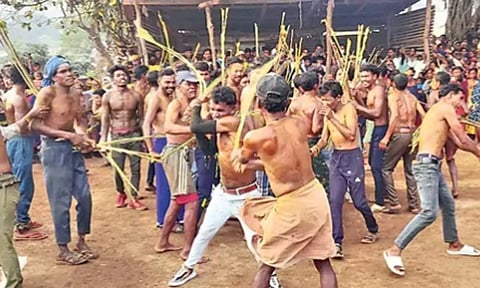 ஆந்திராவில் சாணியில் ஊறவைத்த கட்டையால் தாக்கும் வினோத திருவிழா