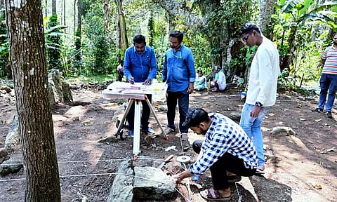 காமனூரில் மத்திய தொல்லியல் துறையினர் அகழாய்வில் ஈடுபட்டுள்ளனர்.