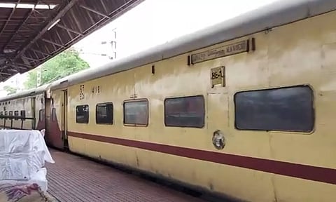 ஏசி கோச்சை காணவில்லை: அதிர்ச்சி அடைந்த பயணிகள்