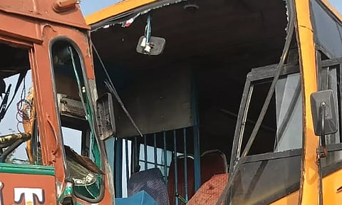 சோளிங்கர் அருகே கல்லூரி பஸ்-லாரி மோதி விபத்து: மாணவிகள் உள்பட 20 பேர் படுகாயம்