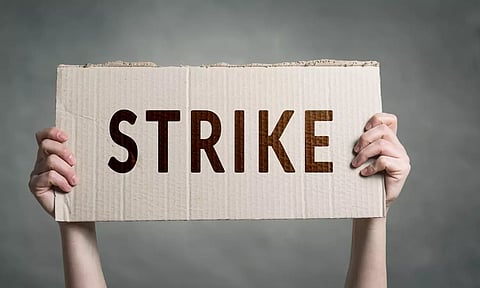 மத்திய அரசை கண்டித்து நாடு முழுவதும் 12-ந்தேதி தொழிலாளர்கள் பொது வேலைநிறுத்தம்