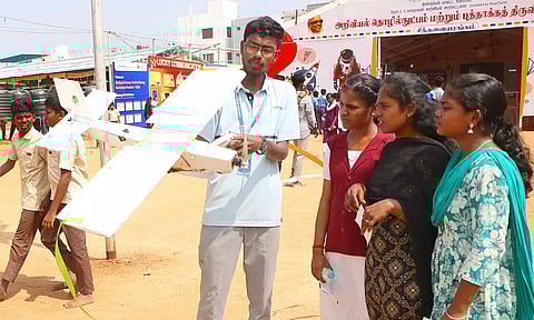 திண்டுக்கல் அறிவியல் கண்காட்சியில் சிறிய ரக விமான மாதிரியை தயாரித்து பறக்கவிட்ட மாணவன்