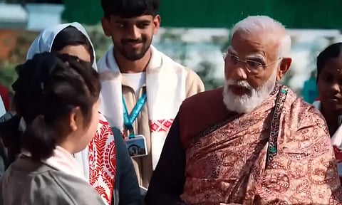 மோடிக்காக சொந்த டியூனில் பாடி அசத்திய மாணவர்கள்... பிரதமரின் ரியாக்ஷன் வேற லெவல்..!