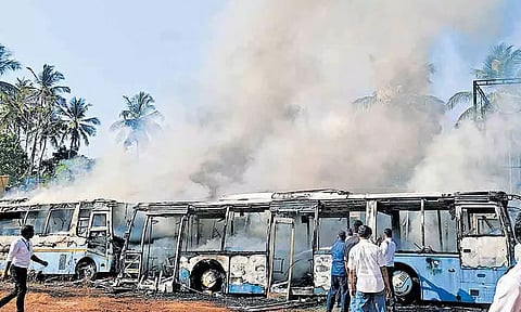 கோழிக்கோடு விமான நிலையம் அருகே 4 பஸ்கள்-ஆம்புலன்சு தீப்பிடித்து எரிந்தன - போலீசார் விசாரணை