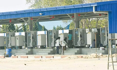 பல்லவன் இல்லம் பணிமனையில் மின்சார பஸ்களுக்கான ‘சார்ஜர் யூனிட்’ அமைக்கப்பட்டு இருப்பதை படத்தில் காணலாம்.