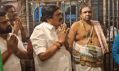திருநள்ளாறு சனீஸ்வரன் கோவிலில் முன்னாள் அமைச்சர் ராஜேந்திரபாலாஜி சாமி தரிசனம் செய்த காட்சி.