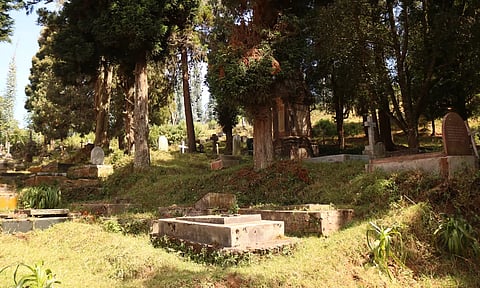 முன்கூட்டியே செதுக்கிய முடிவு: தனக்குத்தானே கல்லறை கட்டிக்கொண்ட ஆசிரியர் காலமானார்