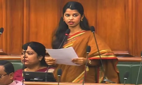 'பதிலில் திருப்தி இல்லை' - சட்டப்பேரவையில் சொந்த கட்சி அமைச்சரை விமர்சித்த பா.ஜ.க. பெண் எம்.எல்.ஏ!