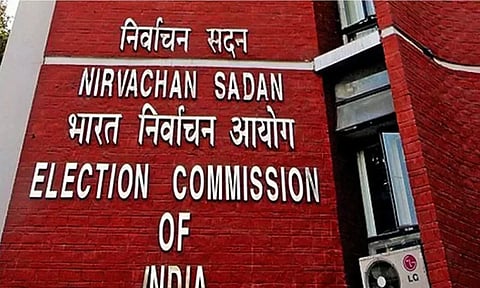 சட்டமன்ற தேர்தல்: அதிகாரிகளை பணியிட மாற்றம் செய்ய தேர்தல் ஆணையம் உத்தரவு