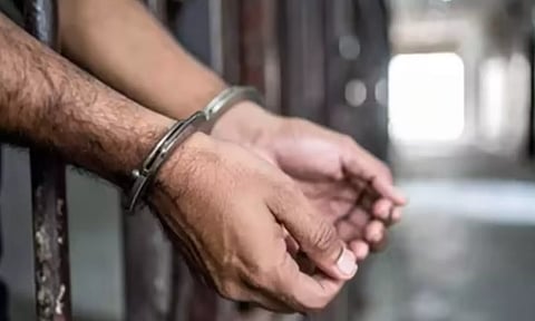 பள்ளி மாணவியை திருமணம் செய்த ஆசிரியர் போக்சோவில் கைது