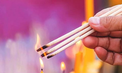 மனைவி செய்த பூஜை கணவனின் உயிரை பறித்தது- ஊதுபத்தி தீப்பொறி பறந்து விழுந்ததில் மெக்கானிக் பலி