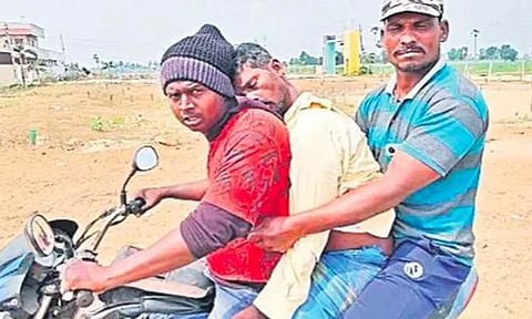 அரசு ஆஸ்பத்திரியில் அமரர் ஊர்தி இல்லாததால் தந்தையின் உடலை 11 கி.மீ பைக்கில் கொண்டு சென்ற மகன்கள்