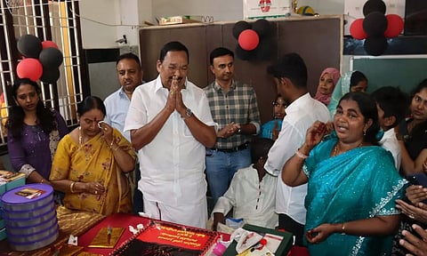 மாற்றுத்திறனாளி வாலிபரின் பிறந்த நாளில் திடீரென அழுத அமைச்சர் காந்தி