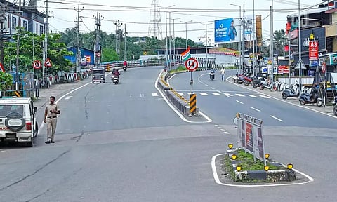 தொழிற்சங்கங்கள் வேலைநிறுத்த போராட்டம்: கேரளாவில் பஸ்கள் ஓடாததால் பொது போக்குவரத்து கடும் பாதிப்பு