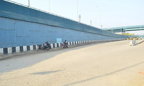 கோவை உக்கடம் பஸ் நிலையத்தில் கேரளா செல்லும் பஸ் நிறுத்தம் பஸ் மற்றும் பயணிகள் இன்றி வெறிச்சோடி கிடக்கும் காட்சி.