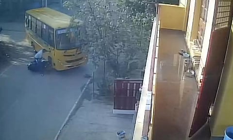 பெங்களூருவில் பள்ளிப் பேருந்து சக்கரத்தில் சிக்கி இரண்டு பெண் குழந்தைகள் பரிதாப பலி!