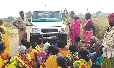 போலீஸ் வாகனத்தை சிறை பிடித்து பெண்கள் போராட்டம்