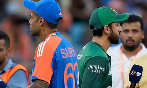 20 ஓவர் உலக கோப்பை போட்டி- பாகிஸ்தான் வீரர்களிடம் இந்திய வீரர்கள் கைகுலுக்குவார்களா?