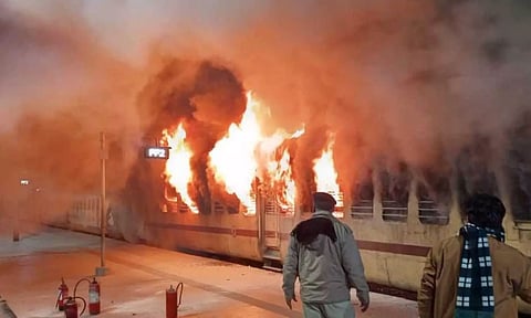  கட்வா - அசிம்கஞ்ச் பயணிகள் ரெயில் பெட்டி எரியும் காட்சி