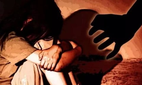 ஆலப்புழாவில் 14 வயது சிறுமிக்கு 4 ஆண்டுகள் பாலியல் வன்கொடுமை- தந்தை உள்பட 3 பேர் கைது