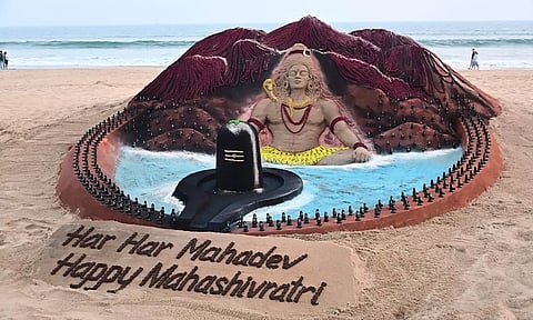 பிரபல மணற்சிற்பக் கலைஞர் சுதர்சன் பட்நாயக்கின் கைவண்ணத்தில் உருவான 'மகா சிவன்'