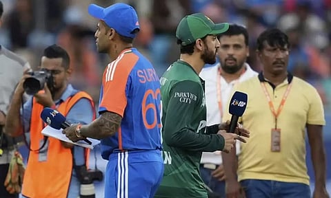 மீண்டும் பரஸ்பரம் கை குலுக்கலை தவிர்த்த இந்தியா- பாகிஸ்தான் வீரர்கள்